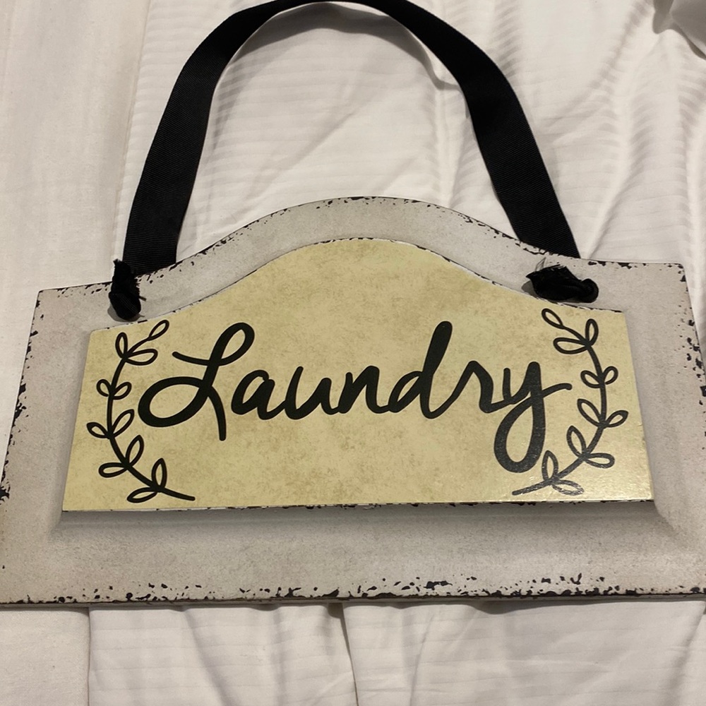 SHABBY CHIC WALL HANGING THAT SAYS LAUNDRY